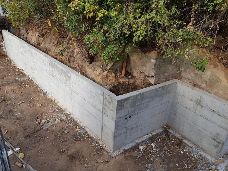 <p>Vienpusio betonavimo atraminė sienutė. Šis būdas yra taikomas, kai nenorime prarasti vietos. Sienutė yra stumiama atčiau šlaito ir atliekamas betonavimas iš vienos pusės.</p>